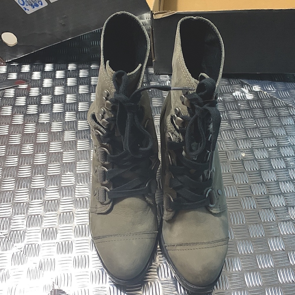 Sorel suede grey lace-up wedge boots!